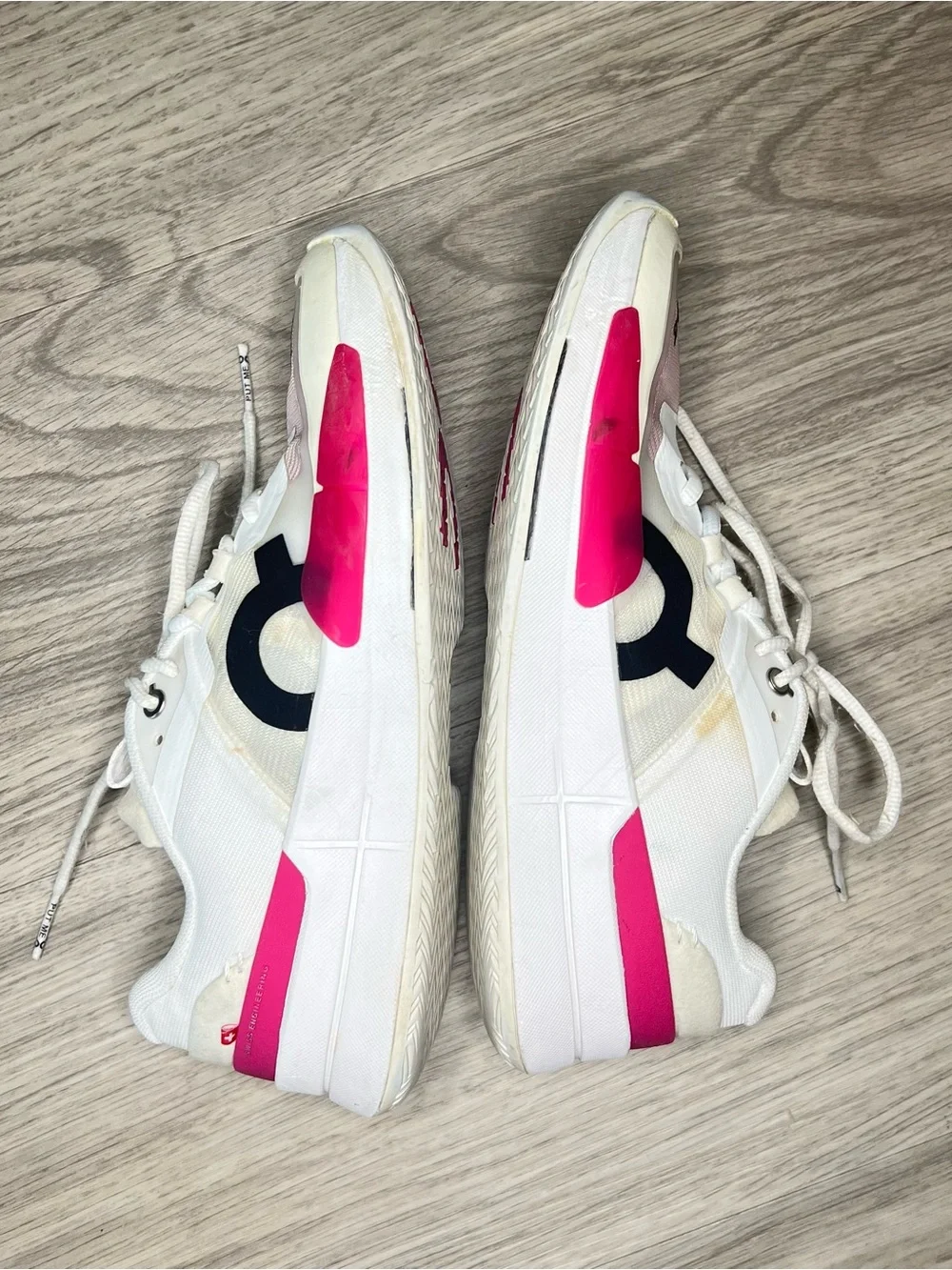 On Brand The Roger Pro 2 Federer White/Pink OC Sneakers Women's Sz 9 *Tiny Flaws